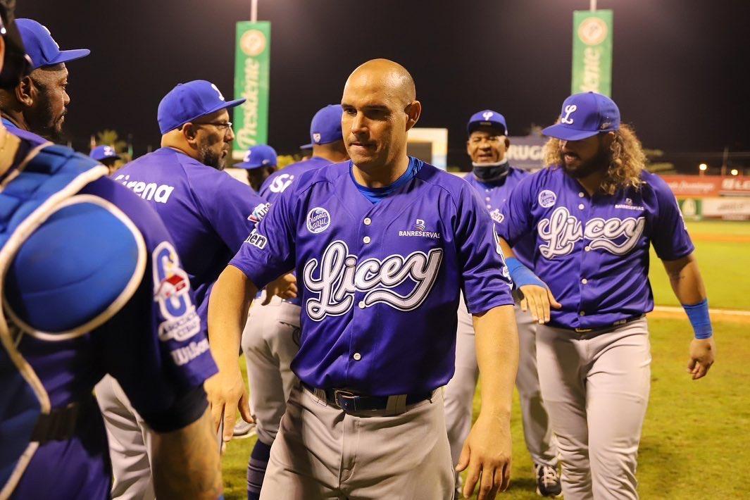 Celebración de los Tigres de Licey. Jorge Alfaro, a la derecha.