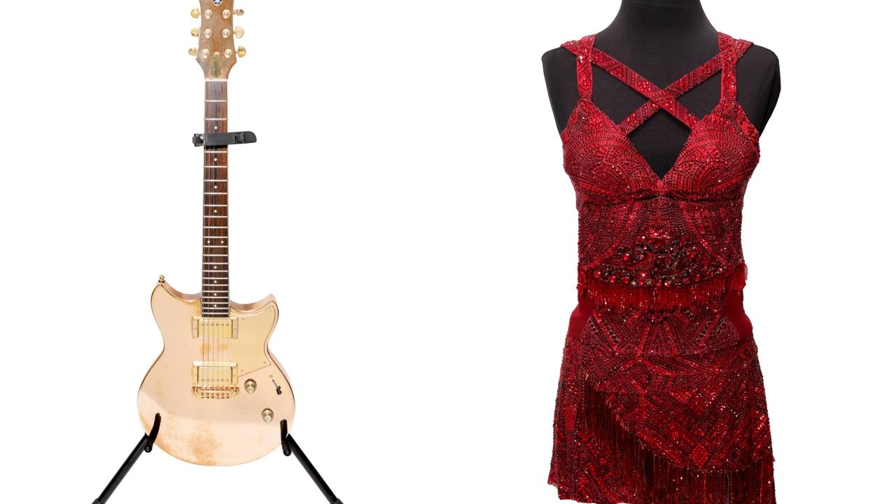 Guitarra usada por Shakira en la gira 'El Dorado' y el traje que usó en el Superbowl LIV.