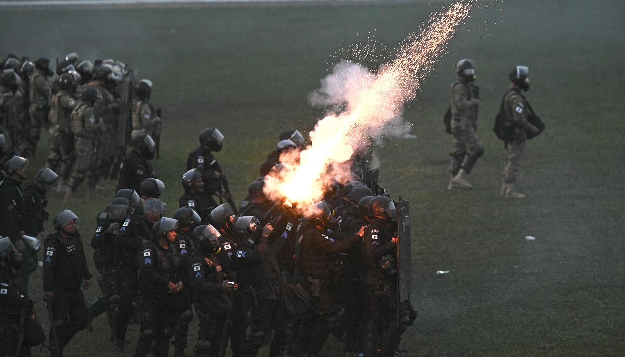 Agentes antidisturbios controlando a los manifestantes.