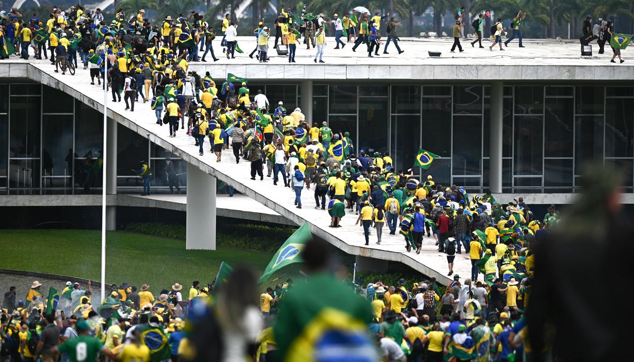 Ingreso masivo a las sedes de poder en Brasil.