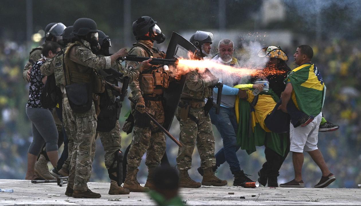 Enfrentamiento entre manifestantes y policías en Brasil.