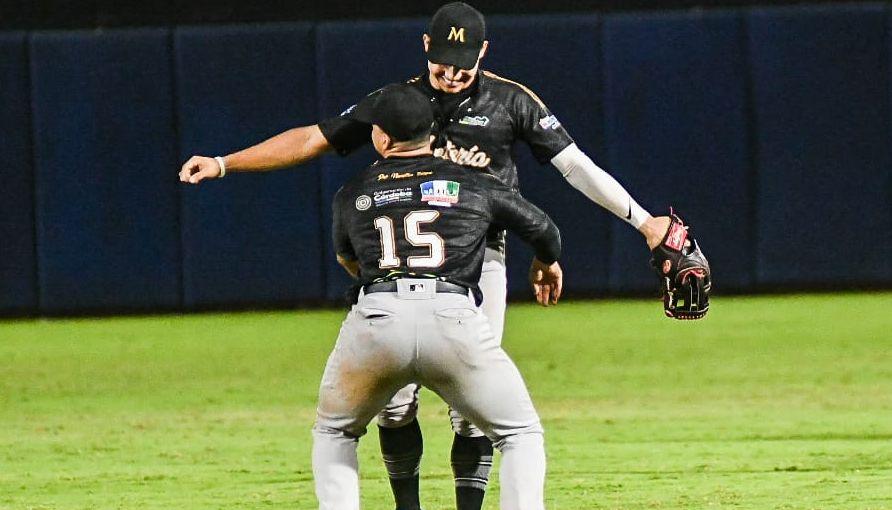 Daniel Vellojín felicita a Brayan Buelvas tras su tremenda atrapada al batazo de Adrián Valerio.