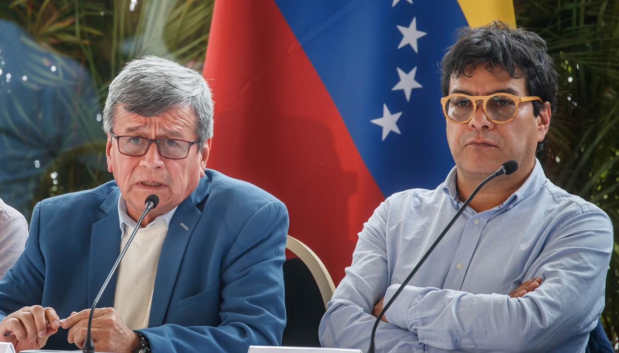 Pablo Beltrán, negociador del ELN, y Danilo Rueda, alto comisionado para la Paz de Colombia.