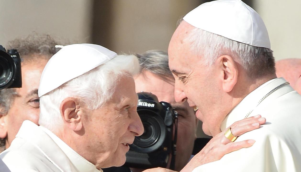 Benedicto XVI y Francisco.