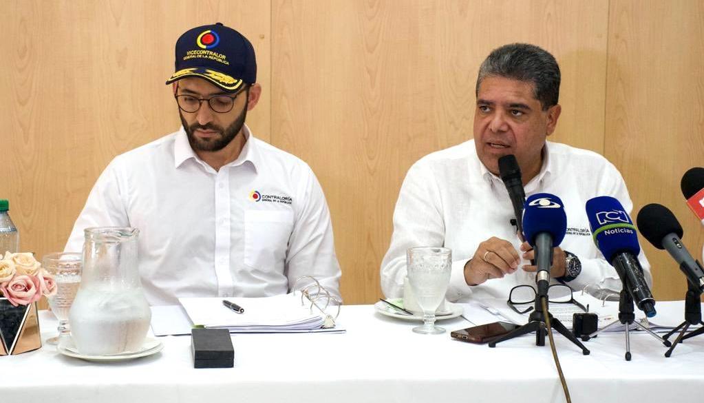 El Contralor Carlos Hernán Rodríguez presentando el informe.