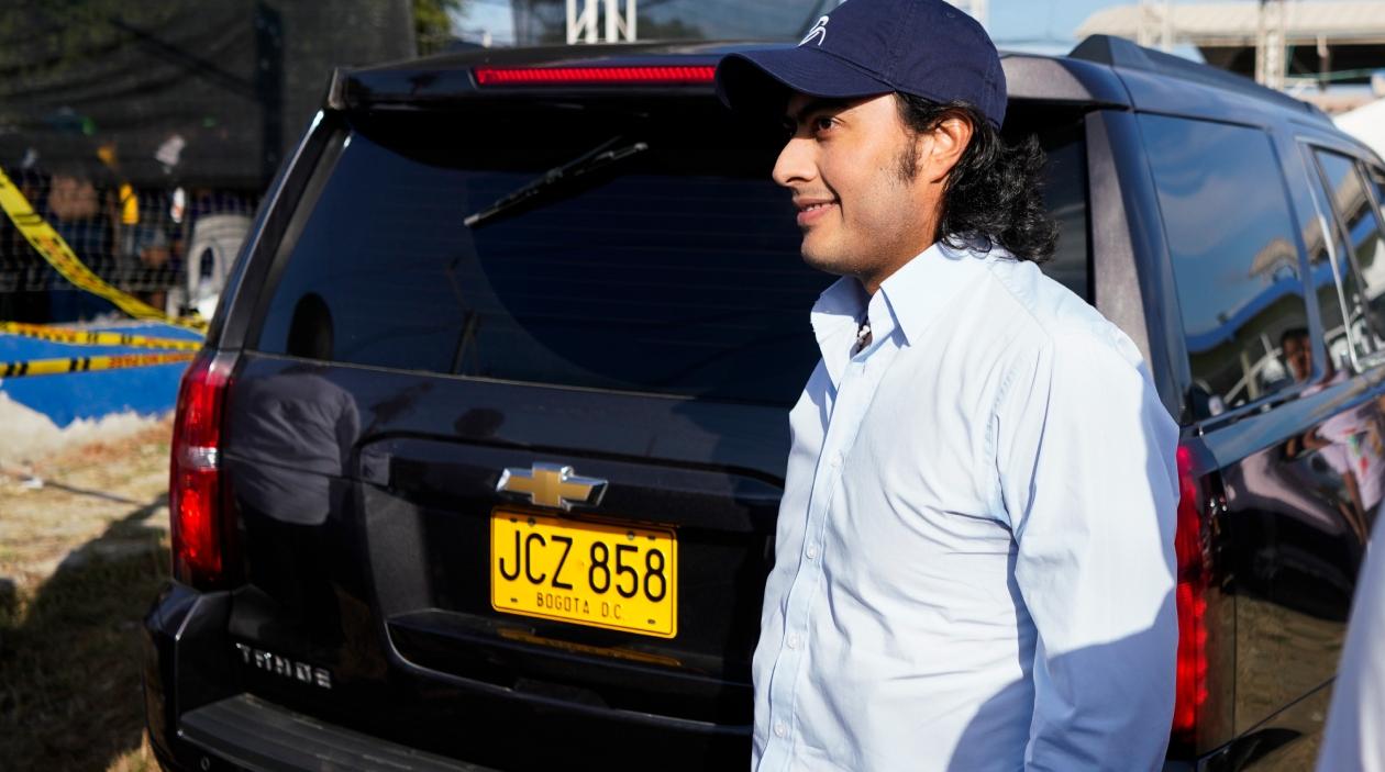 El diputado Nicolás Petro y la camioneta.