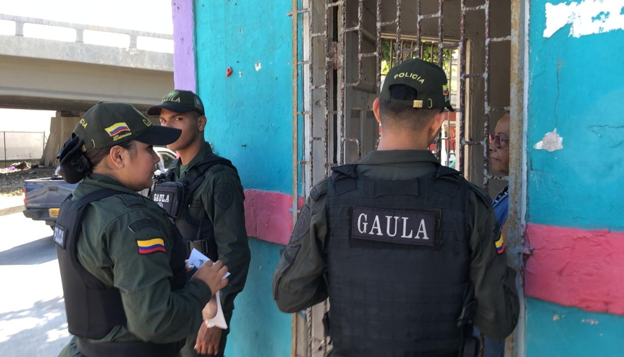 Gaula de la Policía realizando campaña de prevención en el Barrio Abajo. 