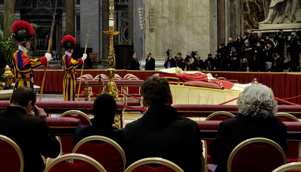 El cuerpo del Papa emérito Benedicto XVI.