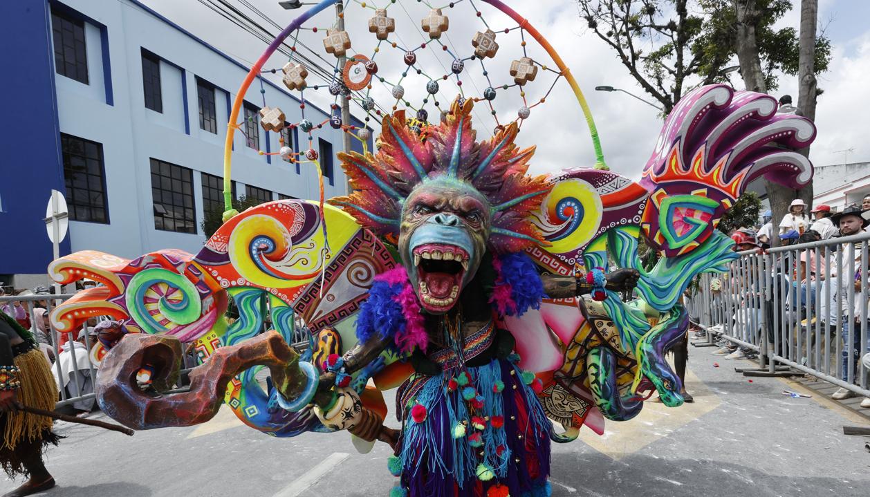 Artistas recorren las calles de Pasto en el tradicional Desfile Magno.