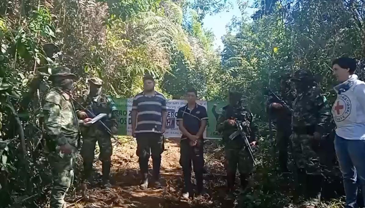 Wilson Oquendo y un familia en momentos en que eran liberados.