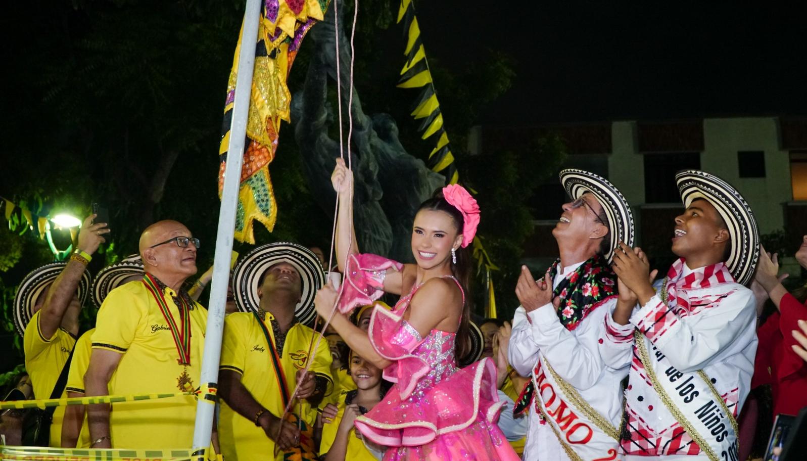 La Reina Natalia De Castro izando la bandera de una cumbiamba.