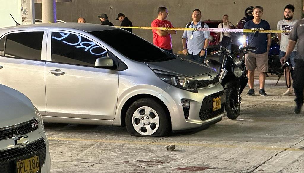 El vehículo que pretendían hurtar y la moto utilizada por los delincuentes.
