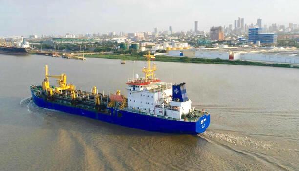La draga china recientemente trabajando en el puerto.
