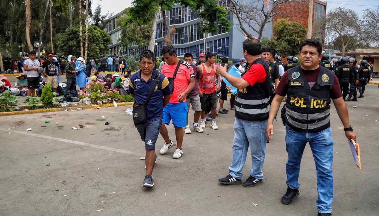 Imagen del desalojo en Lima.