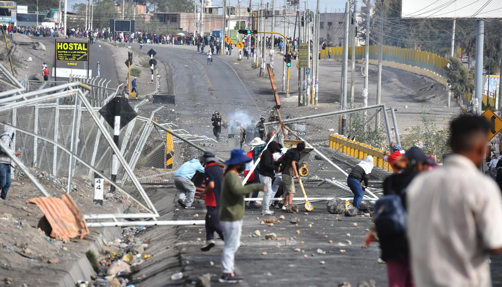 Manifestantes se enfrentaron a la Fuerza Pública en inmediaciones del aeropuerto de Arequipa. 