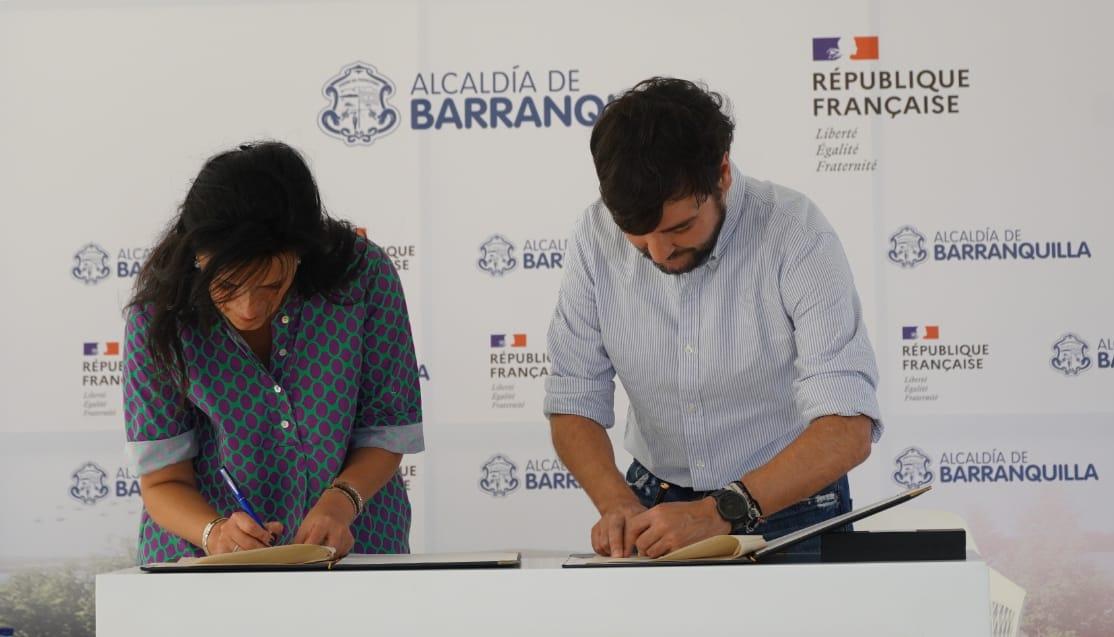 El Alcalde Pumarejo firmando el nuevo convenio con la Agencia Francesa de Desarrollo.