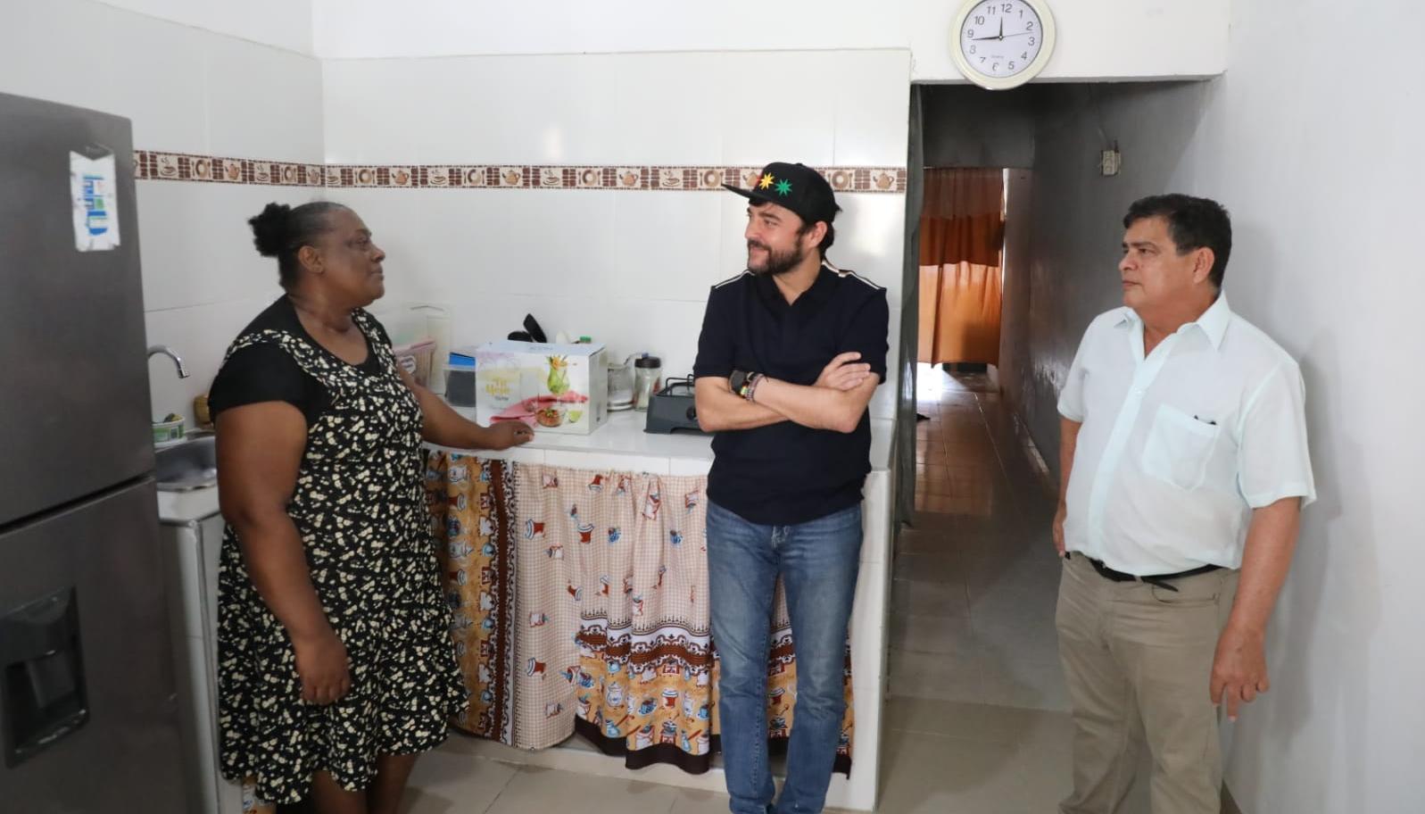 El alcalde Jaime Pumarejo en la entrega de las viviendas.