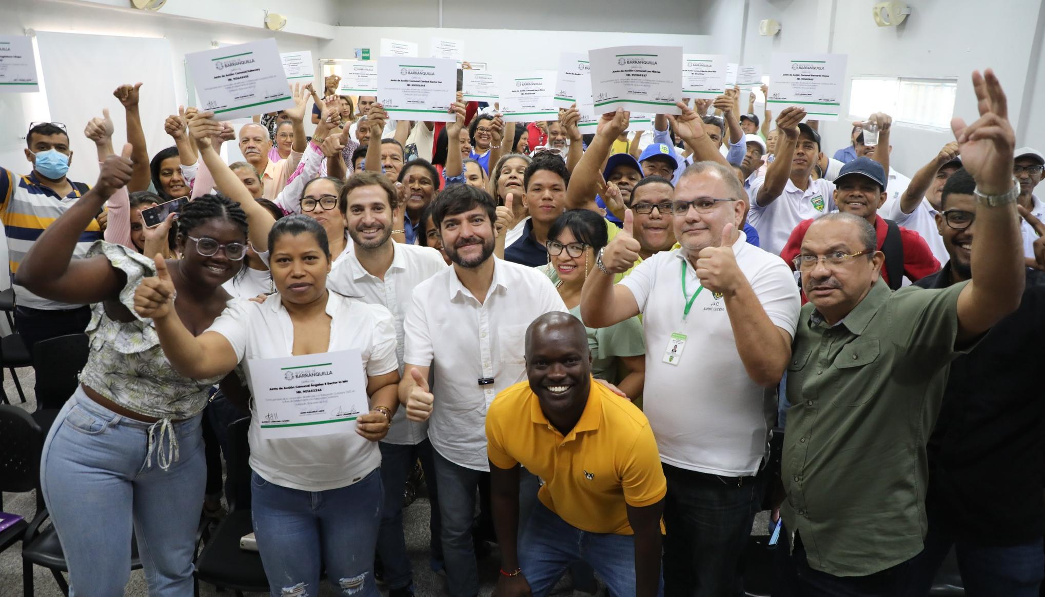 El alcalde en la entrega de estímulos a juntas de acción comunal