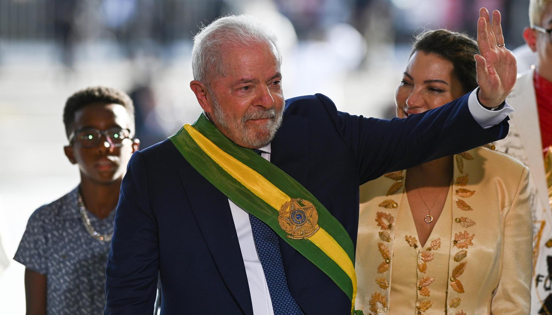 El nuevo presidente de Brasil, Luiz Inácio Lula da Silva junto a la primera dama, Rosángela da Silva