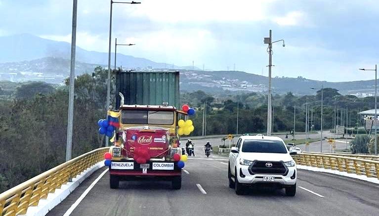 Uno de los primeros tractocamiones en cruzar la frontera con carga.
