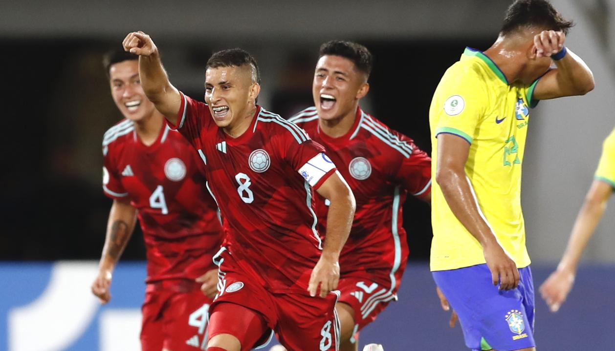 Gustavo Puerta celebrando el gol colombiano.