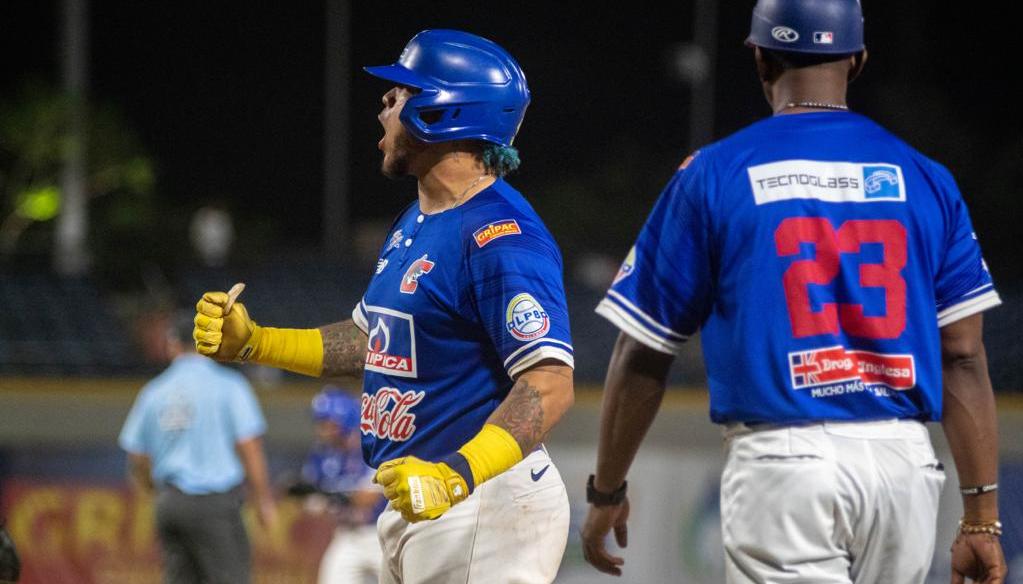 Harold Ramírez celebra tras remolcar la carrera del empate 5-5 de Caimanes ante Vaqueros.