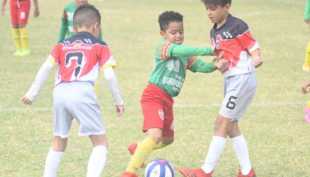 Acción del juego entre Academia Barranquillera y Fortaleza.