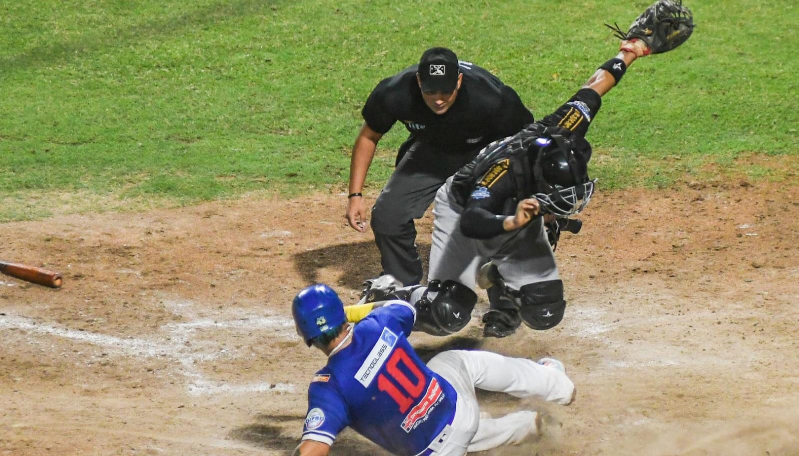 Harold Ramírez anota la sexta carrera de Caimanes, en el séptimo inning.