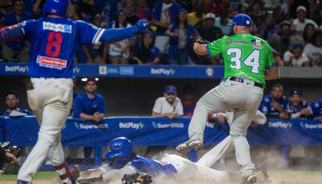 Dilson Herrera anota la carrera que le dio el triunfo a Caimanes sobre Vaqueros.