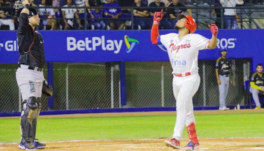 Meibrys Viloria llega al plato tras conectar su primer jonrón de la noche.