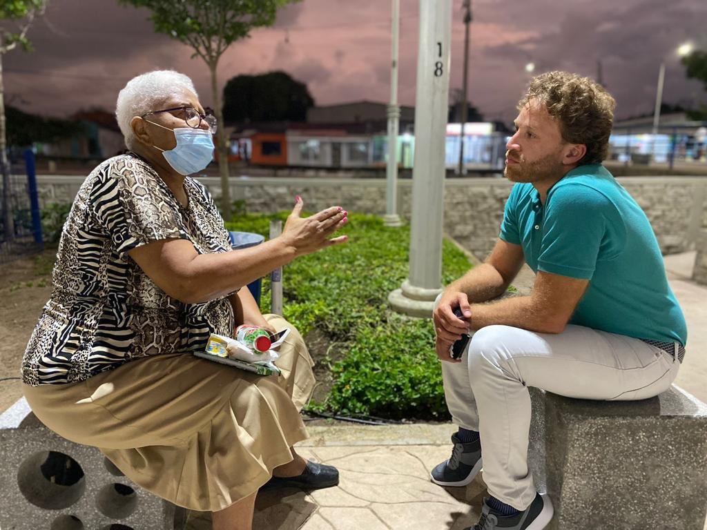 Carlos Acosta Juliao (derecha), escuchando a la ciudadanía barranquillera.