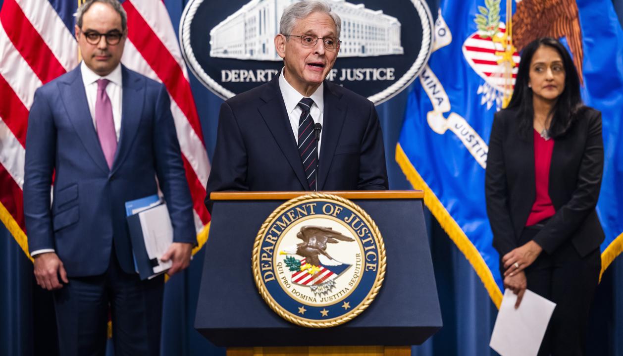 El Fiscal General Merrick Garland (centro).