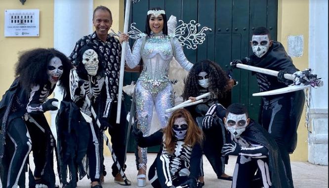 La Reina del Carnaval de Soledad, Ashly Fadul, junto a un grupo de 'muertes'. 