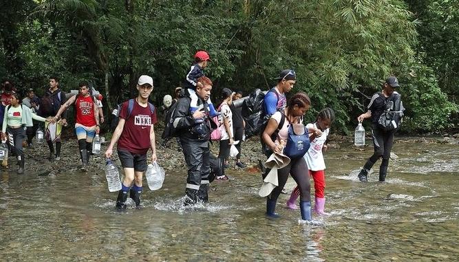 Grupo de migrantes cruzando la selva del Darién.