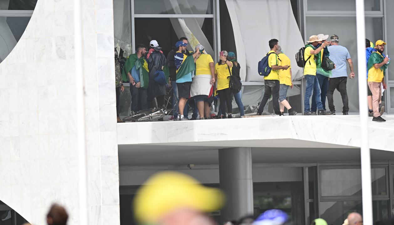 Manifestantes invaden sede del poder y la Presidencia de la República en Brasil.