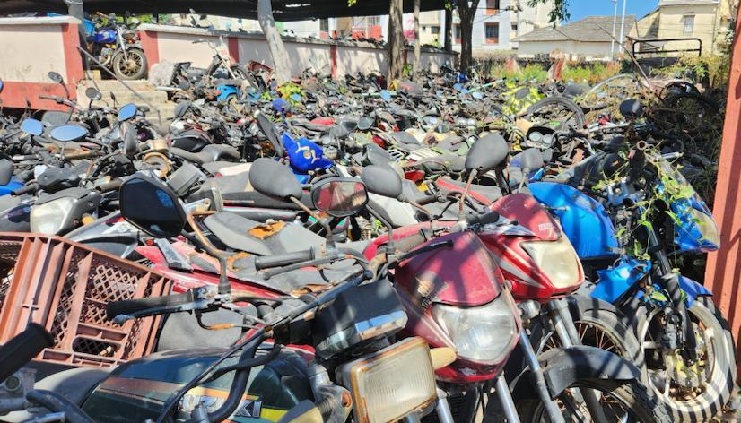 Varios centenares de motos abandonadas en el parqueadero del Rosario.