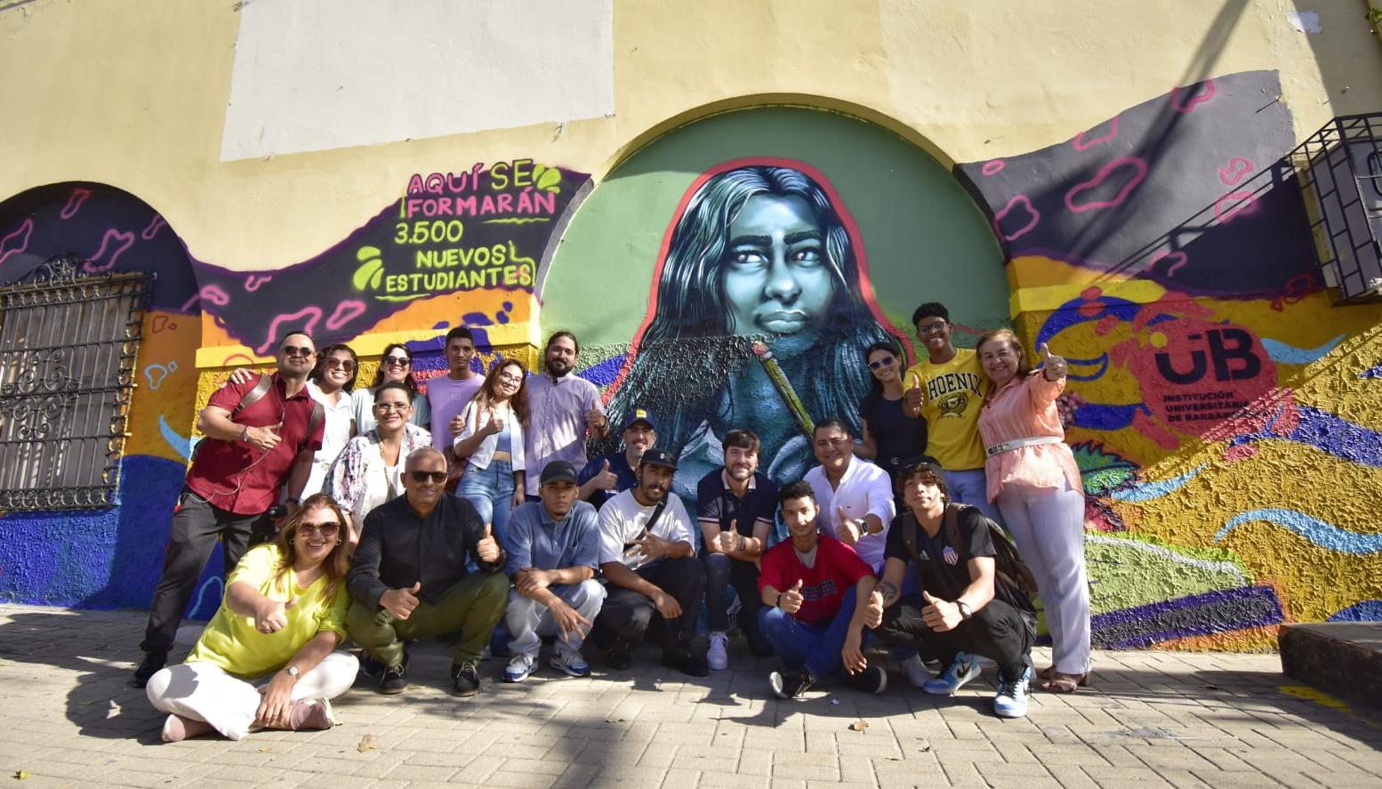 El Alcalde Jaime Pumarejo posa en el mural junto a un grupo de estudiantes.