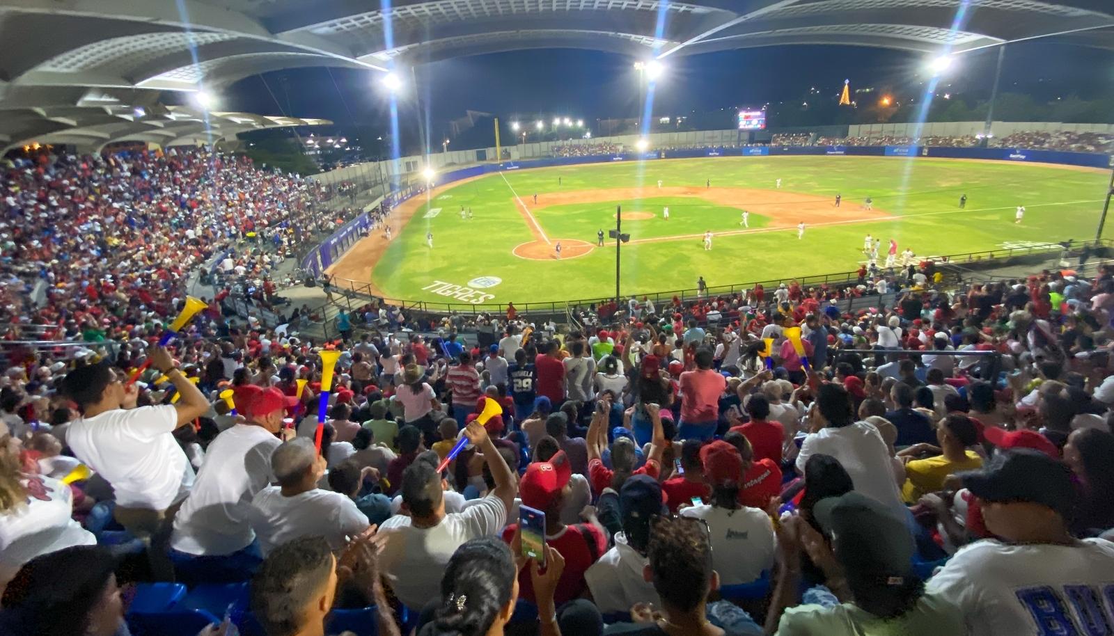 El estadio Once de Noviembre Abel Leal se llenó para el primer juego del playoff final.