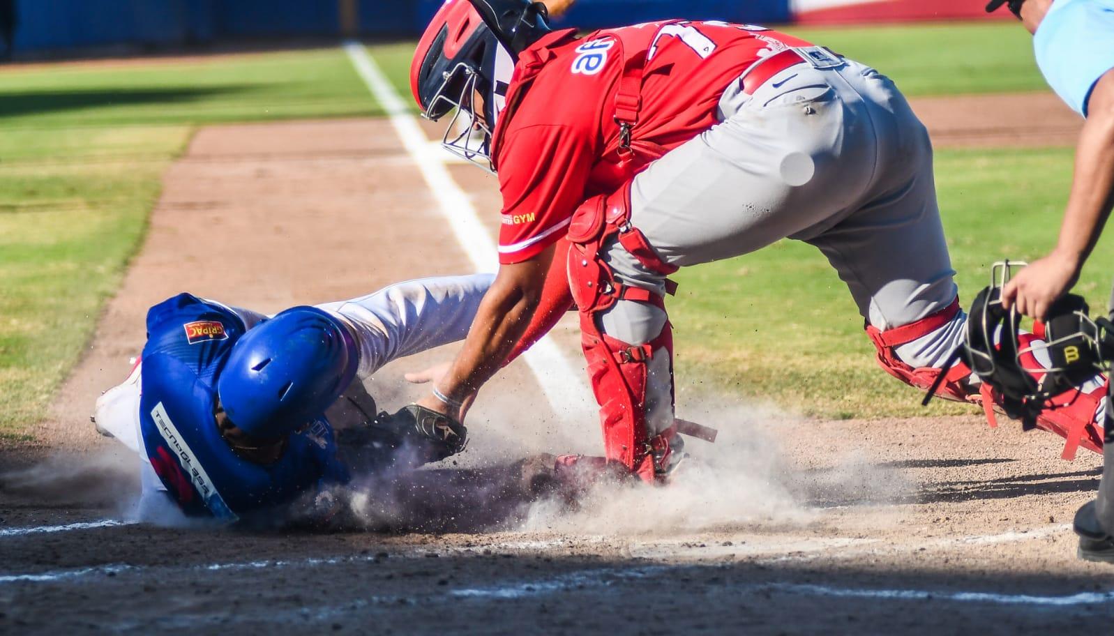 Meibrys Viloria pone out en el plato a Dilson Herrera, en la segunda entrada.
