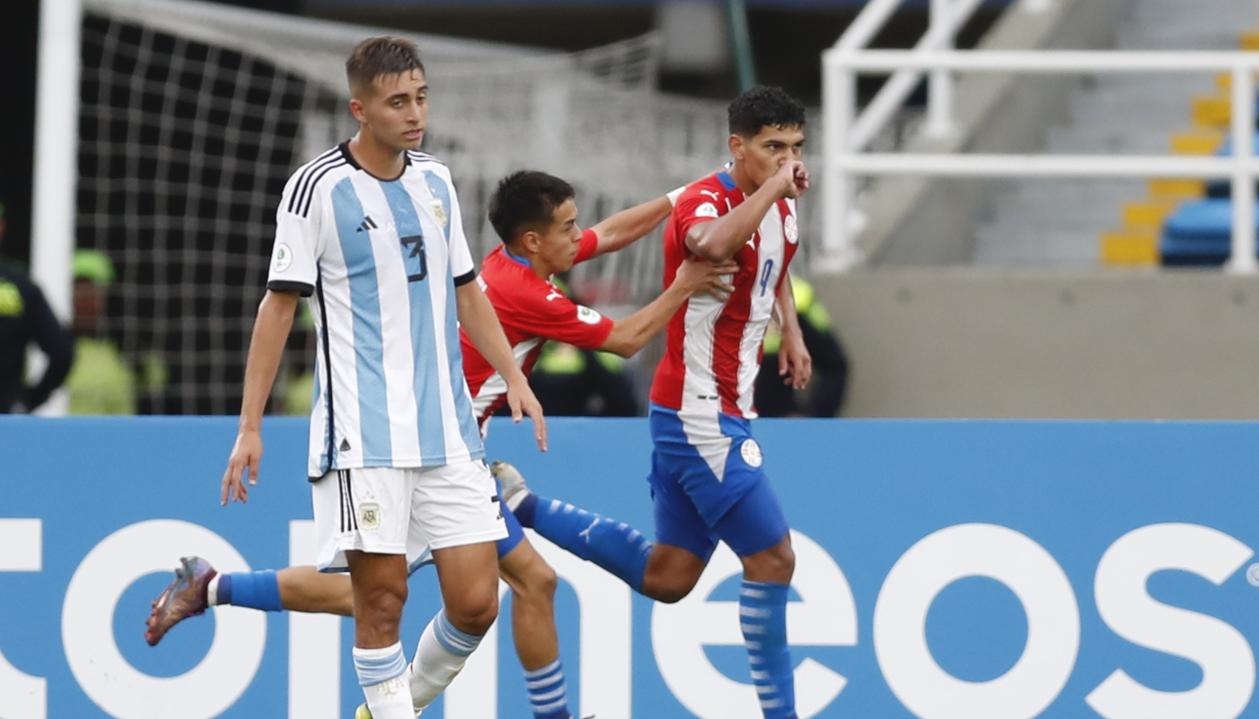 Allam Wlk Dure celebrando el gol de la victoria paraguaya.