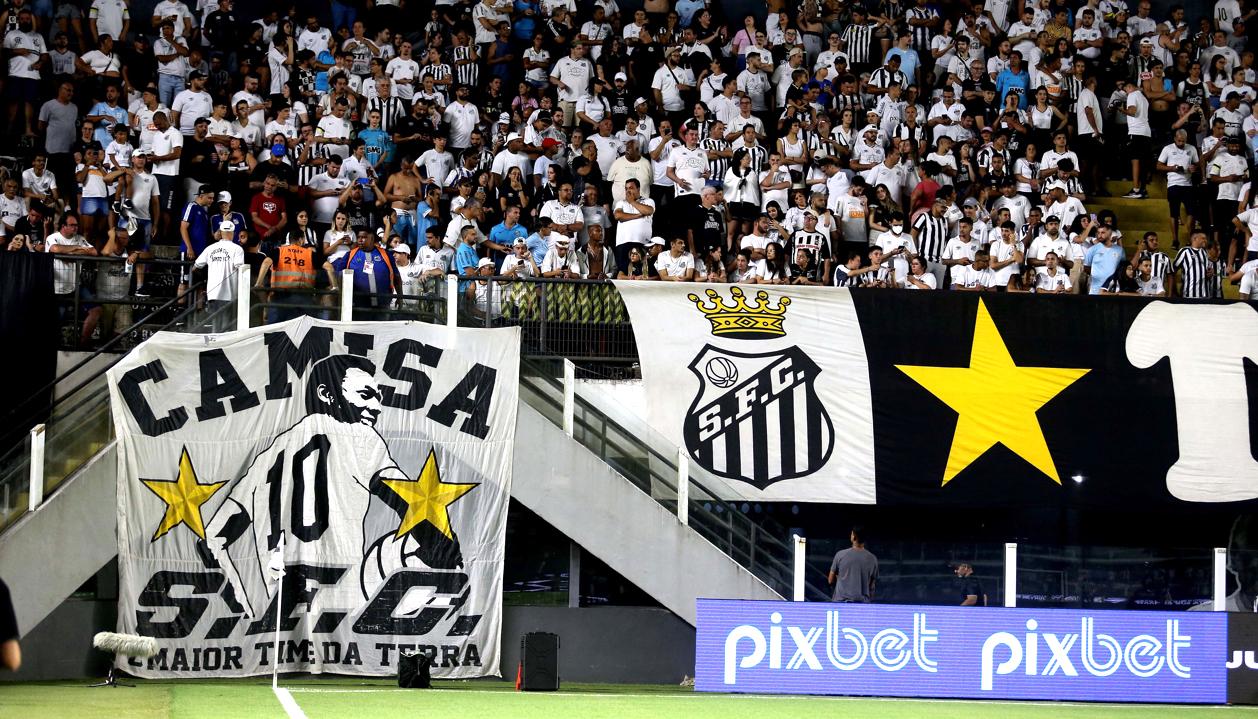 La hinchada también se unió al homenaje.