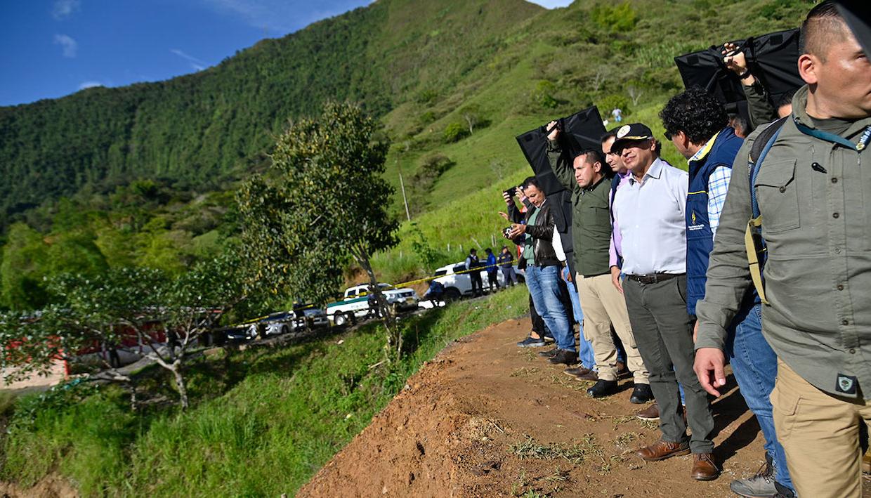 El Presidente Gustavo Petro visitando la zona de emergencia.