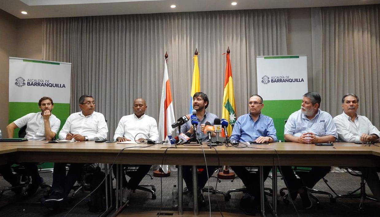 El Alcalde Jaime Pumarejo en reunión con los congresistas.