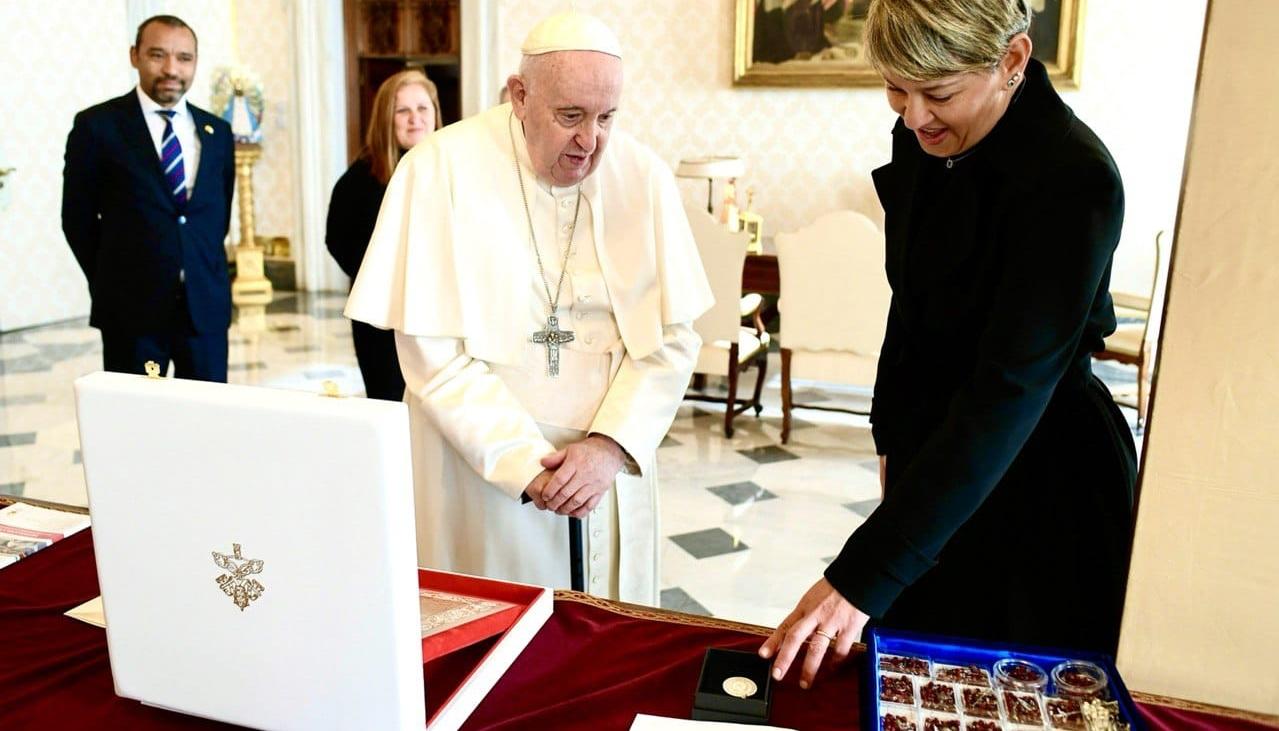 Papa Francisco y la Primera Dama Verónica Alcocer.