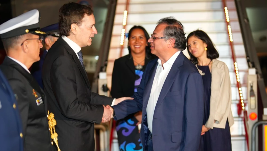 Gustavo Petro llegando a Chile.
