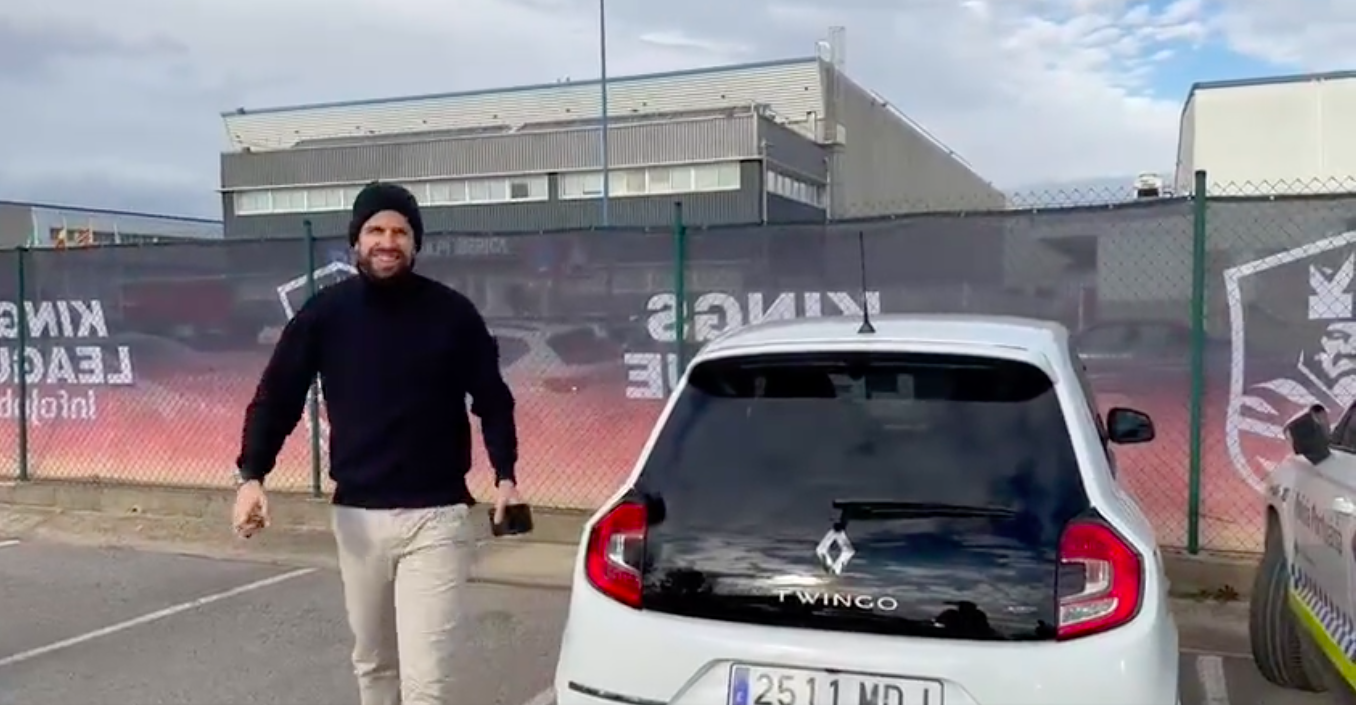 Gerard Piqué llegando en su Twingo.