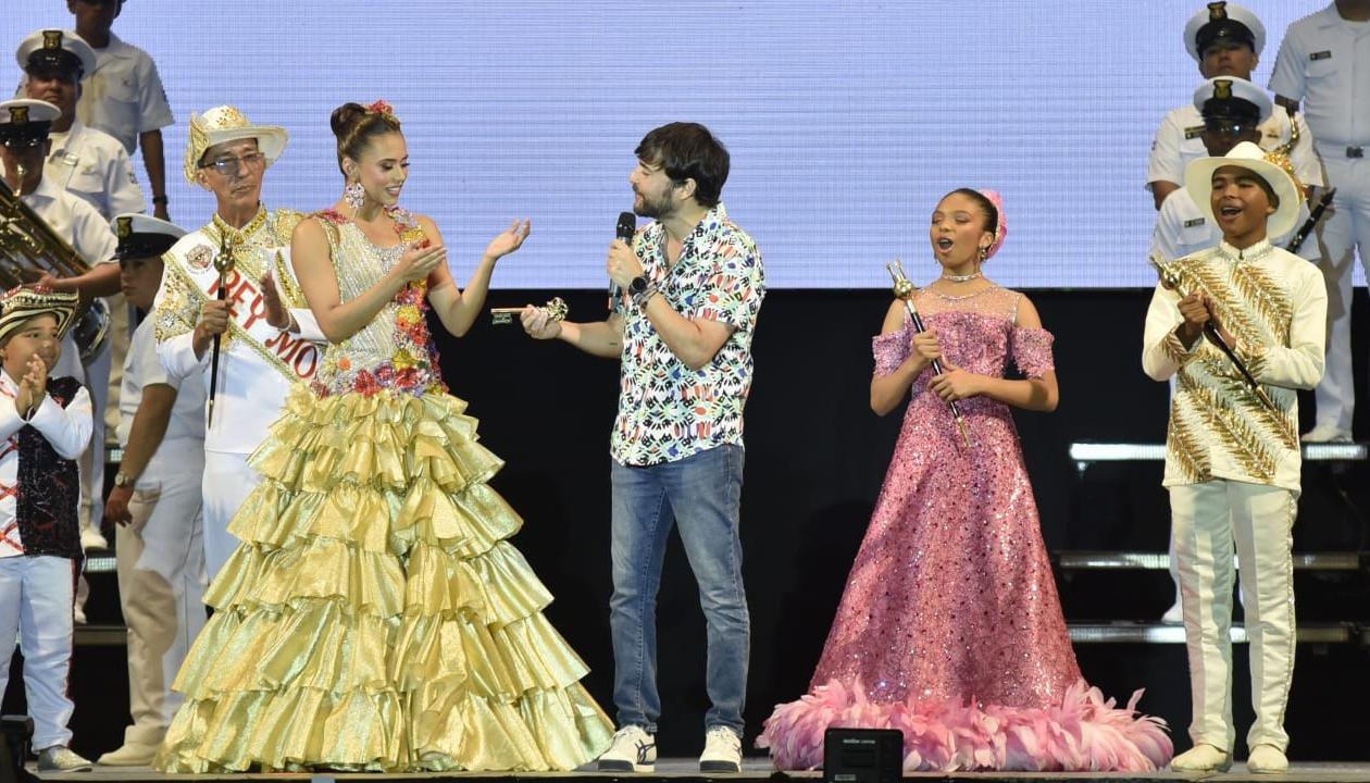 El Alcalde Jaime Pumarejo entregando las llaves de la ciudad a la Reina Natalia.