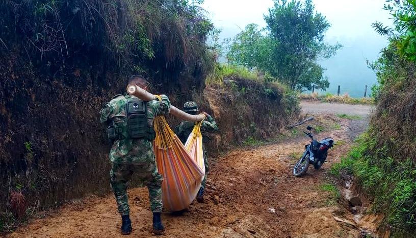 Personal del Ejército Nacional apoyando en la zona de la emergencia.