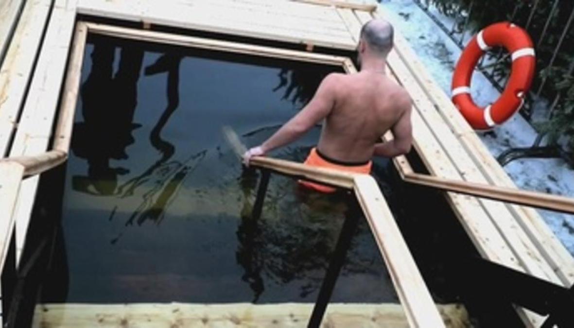 Ruso bañándose en una alberca con agua fría.  
