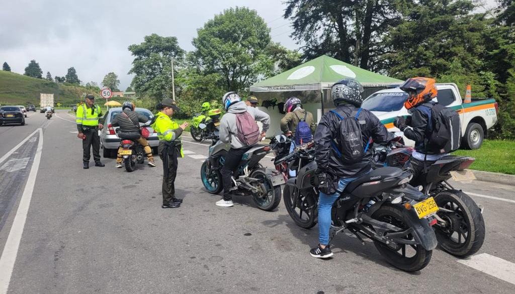 Control de la Policía de Tránsito en algunas vías del país.